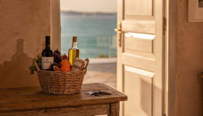 Καλωσόρισμα επισκεπτών και κλειδιά σε τουριστικό κατάλυμα στη Χαλκιδική